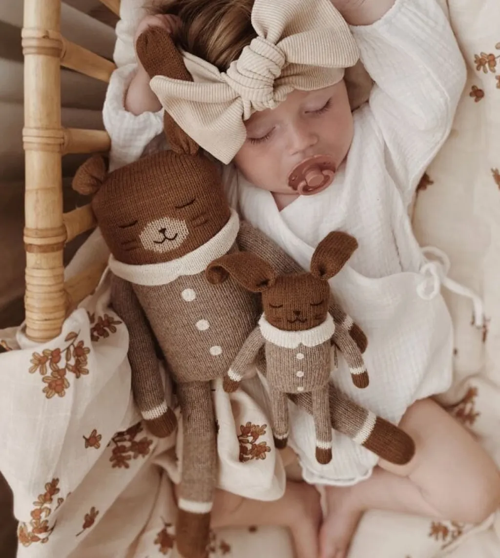 Main Sauvage Knuffel - Konijntje met Oat jumpsuit - Best